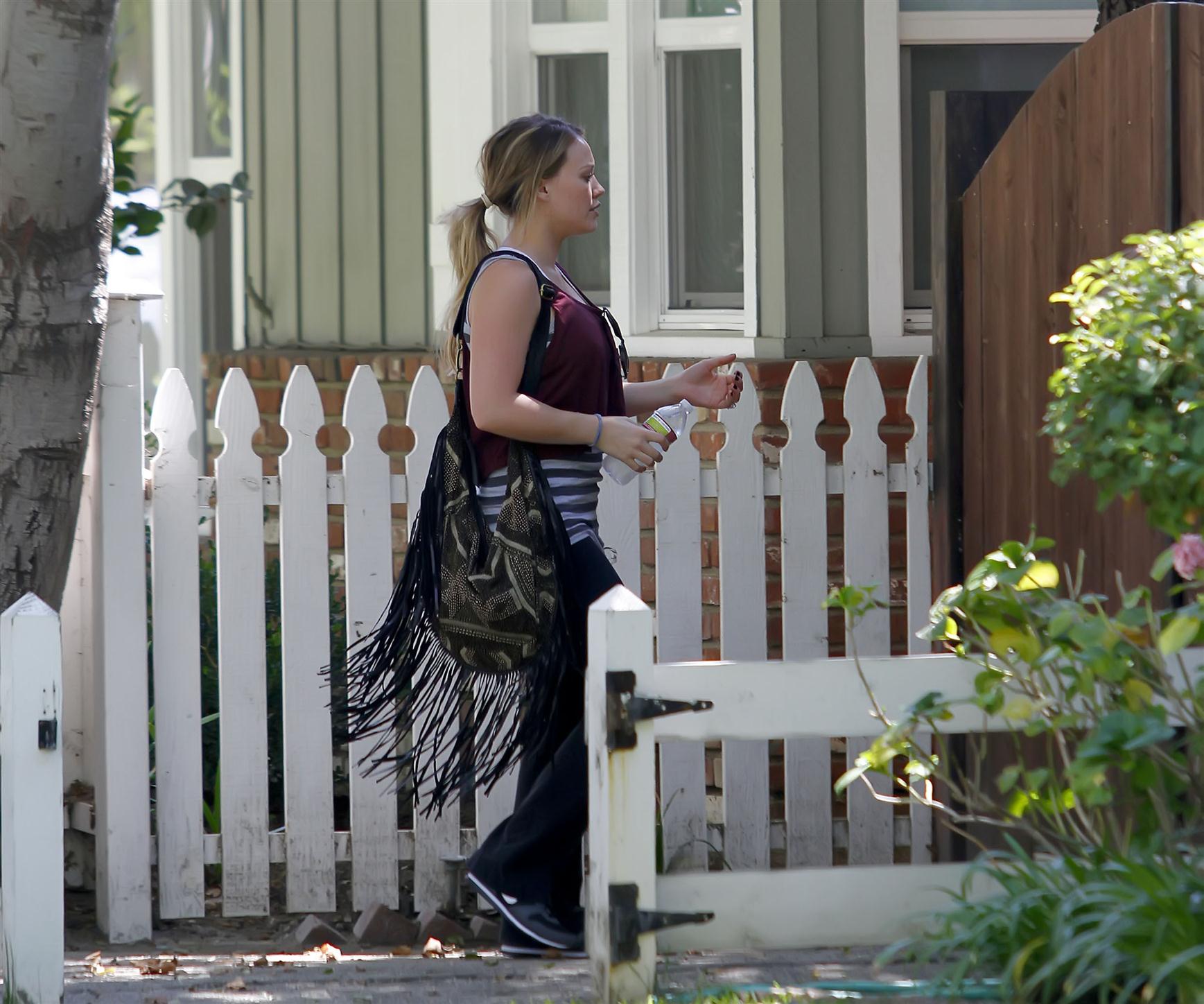 Hilary Duff pregnant star arriving for a yoga class | Picture 67668